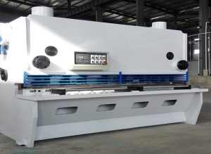 Máquina de corte de guillotina hidráulica CNC exportada a Chile